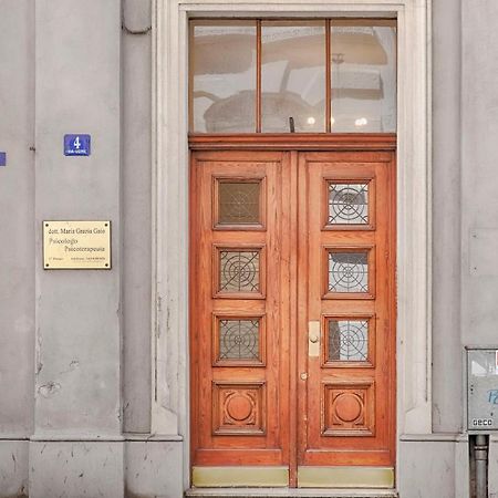 Mihaela Apartment - Charme Near The Station Триест Екстериор снимка
