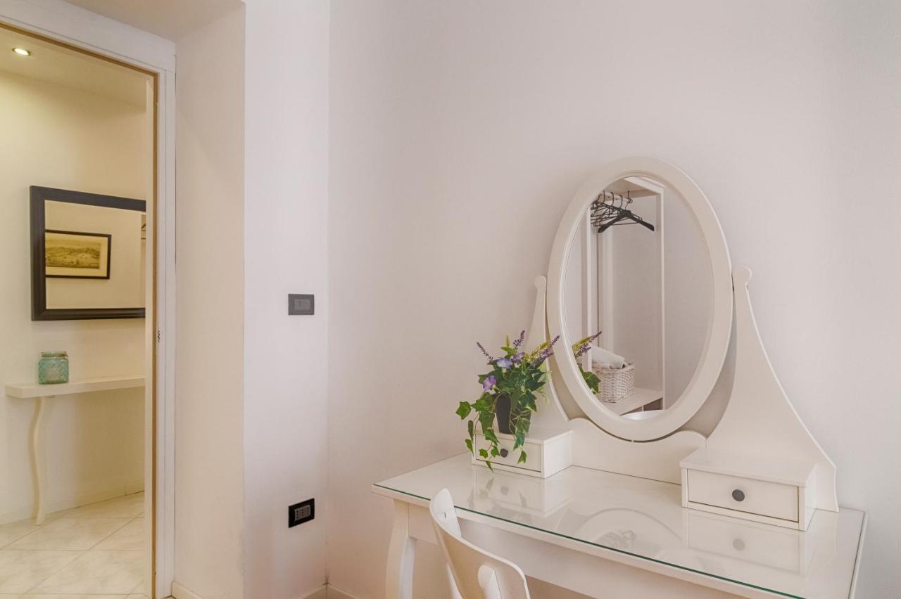 Mihaela Apartment - Charme Near The Station Триест Екстериор снимка