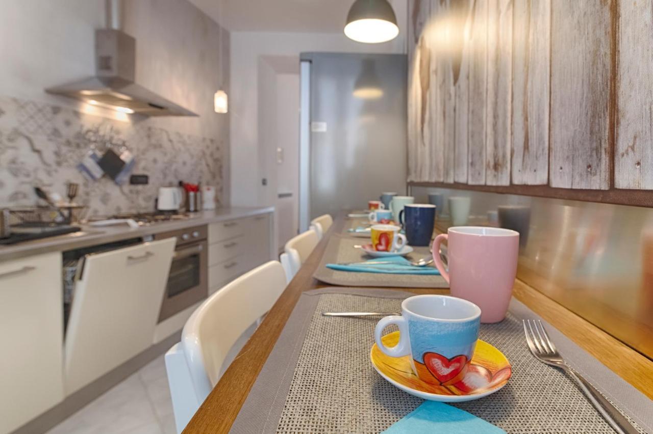 Mihaela Apartment - Charme Near The Station Триест Екстериор снимка